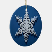 Winter Sky Snowflake — Classic White on Blue Keramisch Ornament (Rechts)