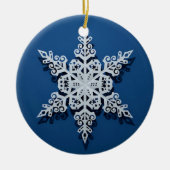 Winter Sky Snowflake — Classic White on Blue Keramisch Ornament (Voorkant)