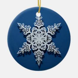Winter Sky Snowflake — Classic White on Blue Keramisch Ornament