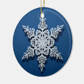 Winter Sky Snowflake — Classic White on Blue Keramisch Ornament (Links)