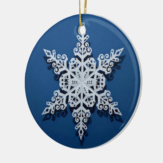 Winter Sky Snowflake — Classic White on Blue Keramisch Ornament (Links)