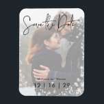 Winter Sneeuwfotoweddenschap Save the Date Briefka Magneet<br><div class="desc">Dit sparen het datumontwerp van het briefkaart is perfect voor het aankondigen van een winter of een vakantiebruiloft. De foto van het stel wordt benadrukt met een witte transparante bekleding en omringd door een lijst zachte witte sneeuwvlokken. Creëer door Simply Farmhouse Press.</div>