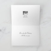 Winter sneeuwscène met schattige zwarte hond met k feestdagen kaart (Binnen)