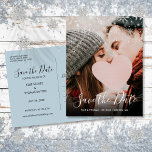 Winter Sneeuwvlokken Script Photo Save the Date Aankondigingskaart<br><div class="desc">Deze moderne scriptfoto bewaart de datumkaart met sneeuwvlokken die over uw speciale foto vallen, overlapt met een elegant script en sla de datum boven uw namen, datum en locatie op in witte tekst. Het omgekeerde heeft extra bewaar de datumgegevens, inclusief uw trouwwebsite, met uw retouradres en ruimte voor het adres...</div>