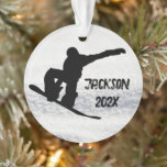 Winter Snowboarding Aangepaste naam en datum Ornament<br><div class="desc">Kerstavond van acrylsnowboarder met naam en sjabloon op de datum. Zwart silhouet van een freestyle-snowboarder boven een witte sneeuwfotografie-achtergrond. Omgekeerd is alleen een lege sneeuw. Genderneutraal,  zwart en wit thema,  kan voor een jongen of meisje zijn.</div>