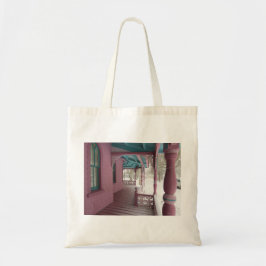 Winter Snowfall op Roze Porch - Martha's wijngaard Tote Bag