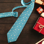 Winter Snowflake Christmas Novelty Holiday Initiaa Stropdas<br><div class="desc">Winter sneeuwvlokken kerst stropdas gemaakt met de hand getekende eigenzinnige sneeuwvlokken op een  blauwe achtergrond. Ideaal voor al uw vakantiefuncties. Originele versie door Leslie Larson.</div>
