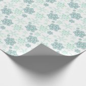 Winter Snowflakes Green Pattern Wrapping Paper Cadeaupapier (Hoek)