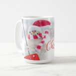 Winter Snowman Christmas Coffee Mok<br><div class="desc">Aangepaste hoge koffie mok met schattige wintersneeuwpop met een schop in de sneeuw met "Merry Christmas" in rode glitter script typografie.</div>