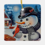 Winter Snowman en Red Cardinaal Bird Waterverf Art Keramisch Ornament<br><div class="desc">"Feathered Friend" Waterverf Art Ceramic Ornament by Artist Jean Weiner "Feathered Friend" is voorzien van een mannelijke Noordelijke Kardinaal vogel die op een sneeuwpop staat. De vogel en de sneeuwman lijken een vriendelijke groet met elkaar uit te wisselen. De sneeuwman draagt een zwart derby-pet en een warme zwarte en witte...</div>