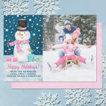 Winter Snowman Holiday Kaart<br><div class="desc">Deel uw kerstgroeten met deze lieve winter sneeuwpop kerstkaart. Het is een sneeuwpop met een roze sjaal op een besneeuwde nacht. Vervang de foto door de jouwe. Perfect om naar je familie en vrienden te sturen. Ook verkrijgbaar in rood kleurenschema. Ontworpen voor u door Blackberry Boulevard.</div>