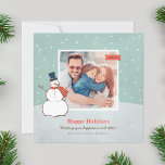 Winter Snowman Prettige feestdagen Foto Feestdagenkaart<br><div class="desc">Het ontwerp van de "Prettige feestdagen" vierkante fotokaart is voorzien van een sneeuwsneeuwscène met een gelukkige sneeuwpop en sneeuwvlokken. Personaliseer met uw foto (uiteinde: bewaar uw foto aan een vierkante vorm alvorens het afbeelding te veranderen om uw te uploaden) en douanevergroting hieronder. aqua / jade groen , tangerine oranje /...</div>