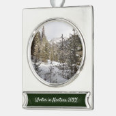 Winter Snowy Mountain Scene in Montana Verzilverd Banner Ornament (Links)