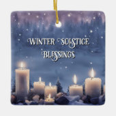 Winter Solstice Yule Kaarsen in de sneeuw Keramisch Ornament (Voorkant)