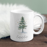 Winter Splendor Pine Tree, aangepast voor Kerstmis Koffiemok<br><div class="desc">Deze feestelijke en feestelijke mok is ontworpen om aan te sluiten bij het collectie van de wintersporter. Deze feestelijke en elegante  is voorzien van uw aangepaste tekst of naam en is voorzien van een waterverf-pijnboom in gedempt jager,  groen met gouden sterren.</div>