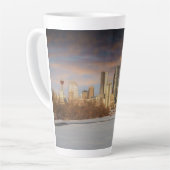 Winter Sunset Scene bij Calgary Skyline Latte Mok (Linkerhoek)