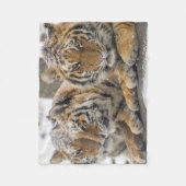 Winter Tigers Cuddle in Snow Fleece Deken (Voorkant)