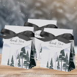 Winter Trees Modern Snowy Forest Holiday Party Bedankdoosjes<br><div class="desc">Een mooie winterscène van een sneeuw vol bos met donkergroene sparren en vezel en een bleke grijze hemel versiert deze feestelijke feestdoos voor een bruiloft of kerstgala. Deze moderne tekening van een sneeuwachtig natuur landschap is perfect voor een avond in december of januari.</div>