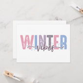 Winter Vibes - Zachte Pastel Typografie Kaart (Voorkant / Achterkant in situ)