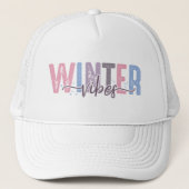 Winter Vibes - zachte pasteltypografie Trucker Pet (Voorkant)