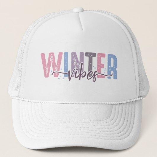 Winter Vibes - zachte pasteltypografie Trucker Pet (Voorkant)