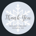 Winter Wedding Dusty Blue Snowflake Bedankt Ronde Sticker<br><div class="desc">Dit wintertrouwontwerp is voorzien van een eenvoudige witte sneeuwvlok op een stoffige blauwe achtergrond,  met de woorden "Dank u" bovenop de elegante grijze borsteldoopvont. Pas de namen van de bruid en de bruidegom en de trouwdatum aan in het grijze sans serif lettertype.</div>