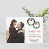 Winter Wedding Pine Wreath Holly Berries Foto Save The Date (Staand voorkant)
