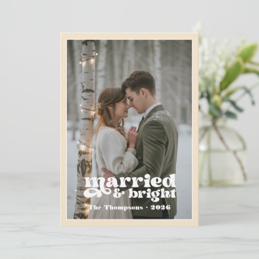Winter White & Champagne Passen getrouwd Kerst Feestdagenkaart (Staand voorkant)