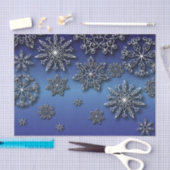 Winter White Papercut Snowflakes op blauw Tissuepapier (Craft)