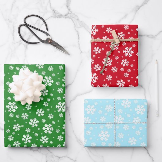 Winter White Snowflakes on green red and blue Inpakpapier Vel (Voorkant)