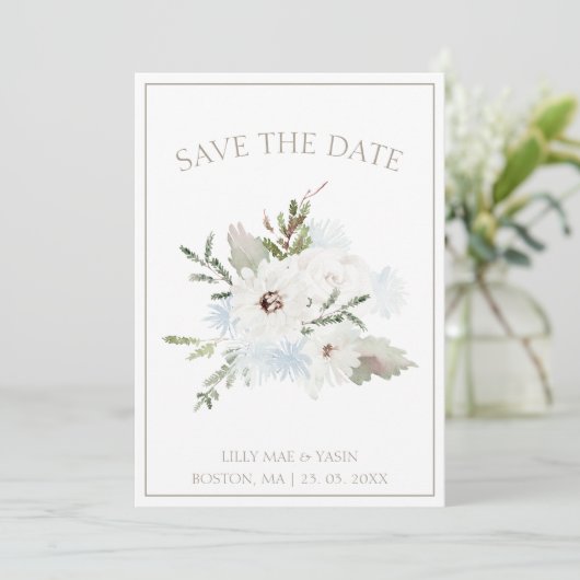 Winter Witte Bloemen en Taupe Kerstmis Bruiloft Save The Date (Staand voorkant)