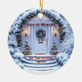 Winter Witte Deur Krans Eerste Kerstmis Samen Keramisch Ornament (Voorkant)