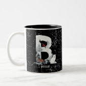 Winter Wonderland Alphabet B Monogram | Snow Wolf Tweekleurige Koffiemok (Links)