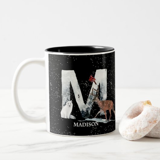 Winter Wonderland Alphabet M Monogram | Snow Wolf Tweekleurige Koffiemok (Met donut)