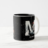 Winter Wonderland Alphabet M Monogram | Snow Wolf Tweekleurige Koffiemok (Voorkant rechts)