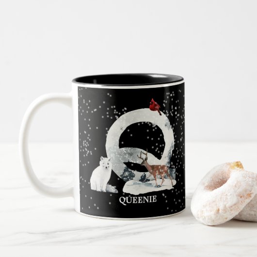 Winter Wonderland Alphabet Q Monogram | Snow Wolf Tweekleurige Koffiemok (Met donut)