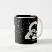 Winter Wonderland Alphabet Q Monogram | Snow Wolf Tweekleurige Koffiemok (Voorkant rechts)