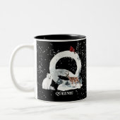 Winter Wonderland Alphabet Q Monogram | Snow Wolf Tweekleurige Koffiemok (Links)
