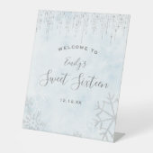 Winter Wonderland Blue Silver Snow Ice Sweet 16 Reclamebord Met Voetstuk (Voorkant)