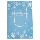Winter Wonderland Blue Snowflake Birthday Medium Cadeauzakje (Achterkant)