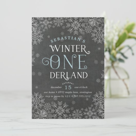 Winter Wonderland Krijtbord Eerste Verjaardag Uitn Kaart (Staand voorkant)