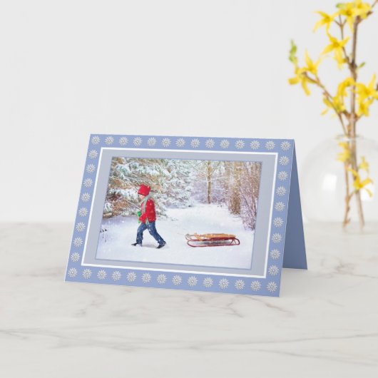 Winter Wonderland met jongen en zijn slee Kaart (Gele Bloem)
