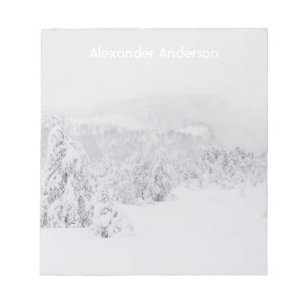 Winter wonderland serene landschap met mist notitieblok