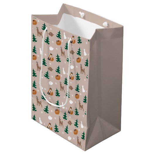 Winter Woodland Animals Snow Covered Trees Pattern Medium Cadeauzakje (Voorkant Gekanteld)