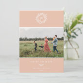 Winter Wreater Monogram Holiday Fotokaart Roze Feestdagenkaart (Staand voorkant)