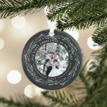 Winter Wreath | Eerste kerstfeest Ornament<br><div class="desc">Deze elegante acrylkerstversiering is een perfect cadeau voor nieuwigheden en biedt foto's voor en achter die omringd zijn door een grote hoeveelheid donkergroene bladeren en kleine witte bessen. "Onze eerste Kerstmis als Mr. & Mrs.' krommen boven de bovenkant van elke foto, met het jaar eronder. Pas dit ronde ornament aan...</div>