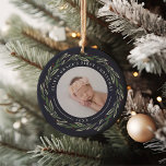 Winter Wreath | Eerste kerstfoto baby's Keramisch Ornament<br><div class="desc">Deze elegante kerstversiering is een perfect cadeau voor nieuwe ouders en biedt foto's voor en achter die omringd zijn door een grote hoeveelheid donkergroene bladeren en rode bessen. "[Naam] Eerste Kerstmis"krommen over de bovenkant van elke foto, met het jaar onder. Pas aan met een favoriete foto aan beide zijden om...</div>