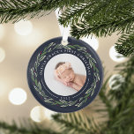 Winter Wreath | Eerste kerstfoto baby's Ornament<br><div class="desc">Deze elegante acrylkerstversiering is een perfect cadeau voor nieuwe ouders en biedt foto's voor en achter die omringd zijn door een grote hoeveelheid donkergroene bladeren en rode bessen. "[Naam] Eerste Kerstmis"krommen over de bovenkant van elke foto, met het jaar onder. Pas dit ronde ornament aan met een schat aan foto...</div>