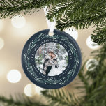 Winter Wreath | Eerste kerstfoto met huwelijk Ornament<br><div class="desc">Deze elegante acrylkerstversiering is een perfect cadeau voor nieuwigheden en biedt foto's voor en achter die omringd zijn door een grote hoeveelheid donkergroene bladeren en witte bessen op een blauw marineklein. "Onze eerste Kerstmis als Mr. & Mrs.' krommen boven de bovenkant van elke foto, met het jaar eronder. Pas dit...</div>