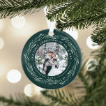 Winter Wreath | Eerste kerstfoto met huwelijk Ornament<br><div class="desc">Deze elegante acrylkerstversiering is een perfect cadeau voor nieuwigheden en biedt foto's voor en achter die omringd zijn door een grote hoeveelheid donkergroene bladeren en witte bessen op een jager-groene achtergrond. "Onze eerste Kerstmis als Mr. & Mrs.' krommen boven de bovenkant van elke foto, met het jaar eronder. Pas dit...</div>